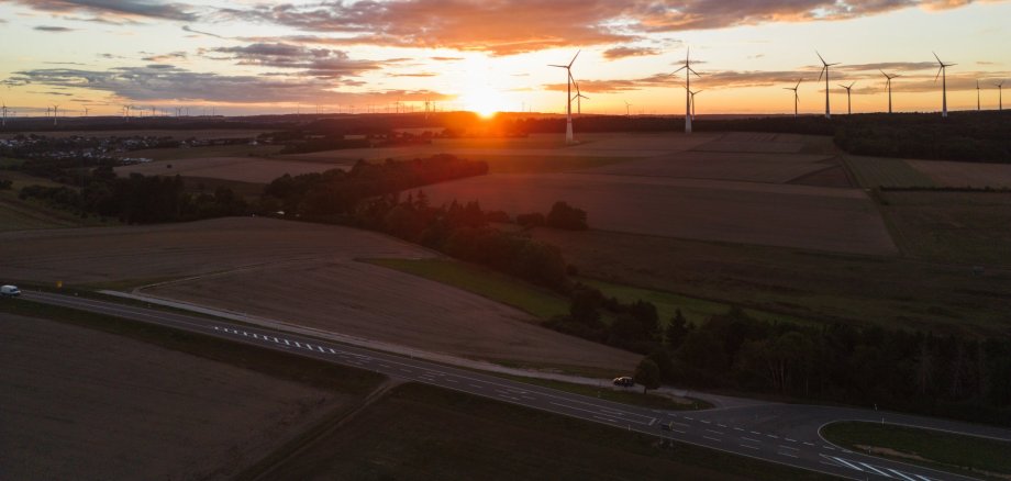 Drohnenaufnahme vom Sonnenuntergang mit Blick auf die Straße zwischen Simmern und Klosterkumbd