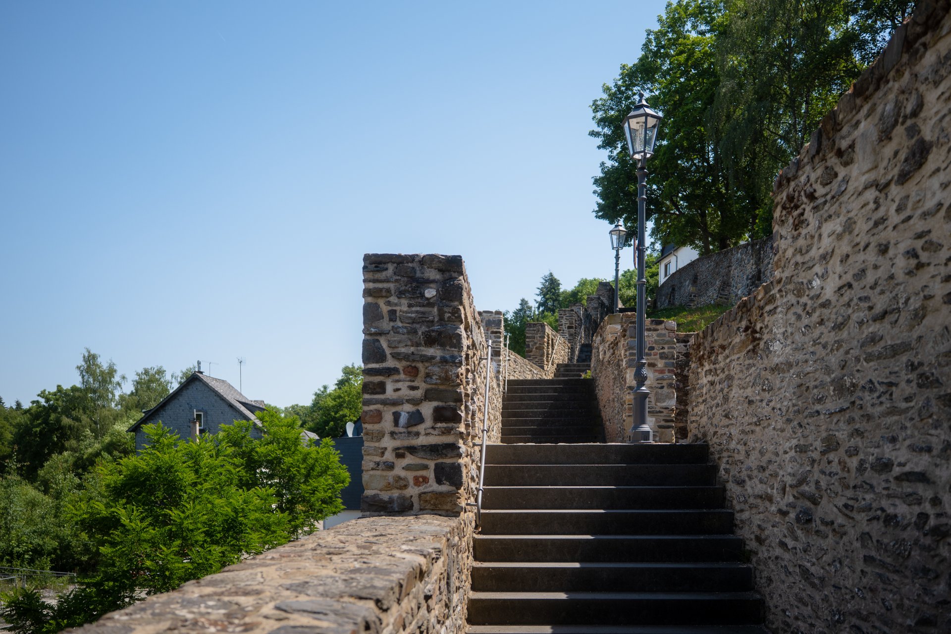 Blick auf einen Abschnitt der Stadtmauer