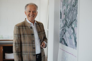 Stadtbürgermeister aus Simmern, Dr. Nikolay in seinem Büro