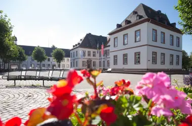 seitliche Ansicht des Neuen Schlosses in Simmern mit Blumen im Vordergrund